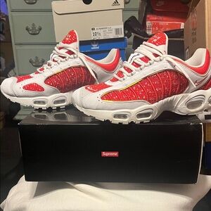 SUPREME NIKE AIR MAX TAILWIND 4 WHITE & UNIVERSITY RED SIZE 10.5